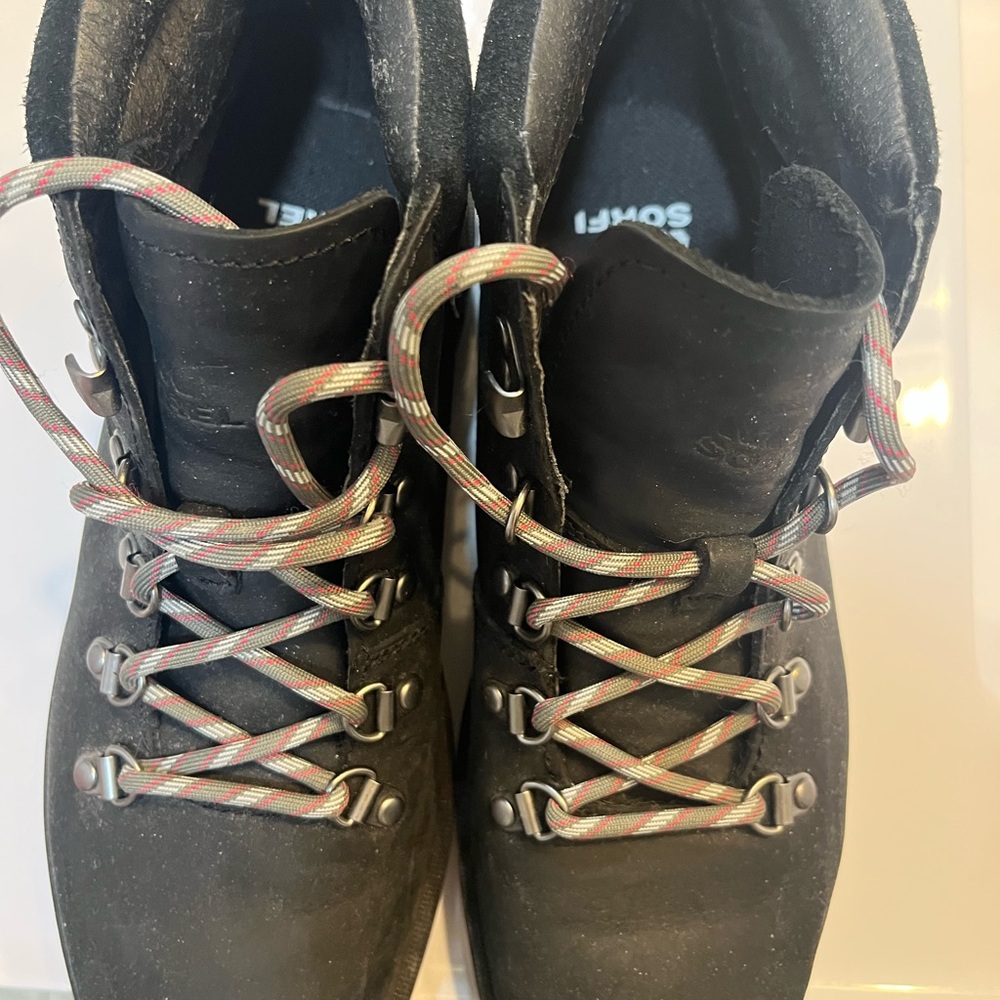 Sorel Hi-Line  Black Winter / Hiking  Boots with Multicolor Laces.